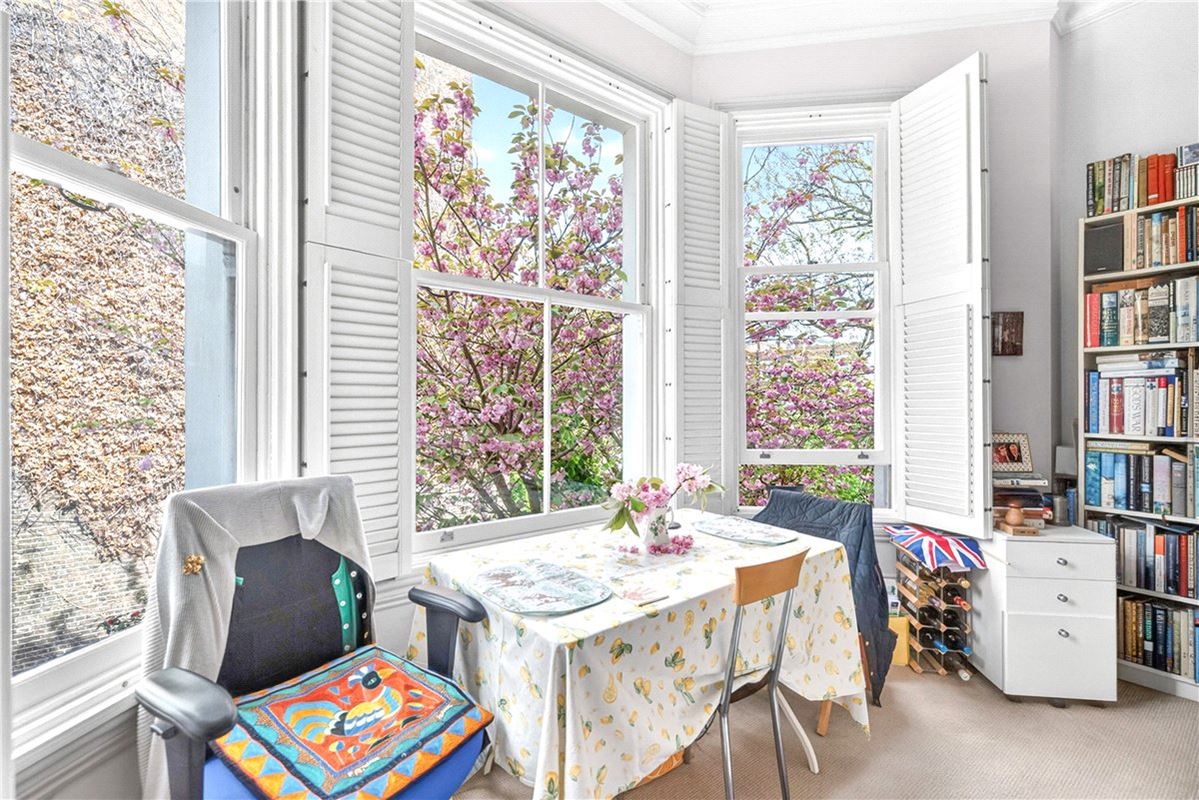 1 bedroom flat, Redcliffe Gardens, Chelsea SW10 - Available