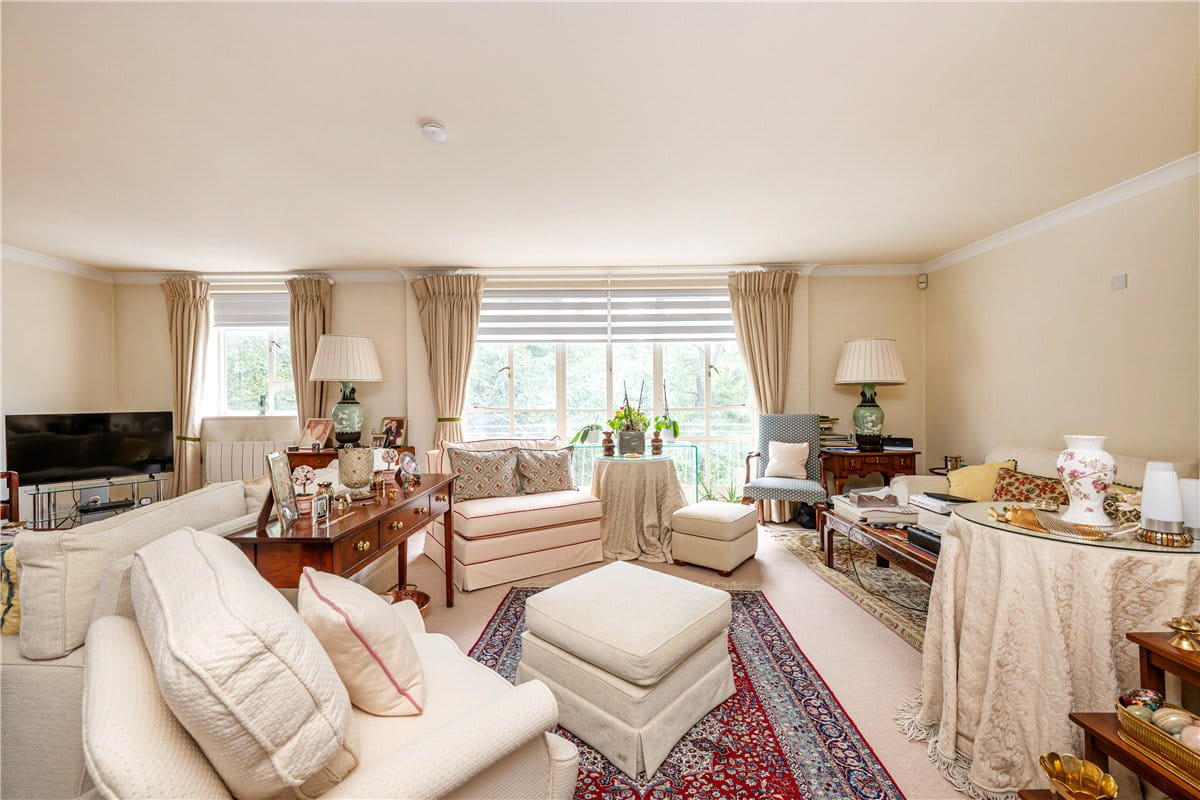 3 bedroom flat, Hans Place, Chelsea SW1X - Available