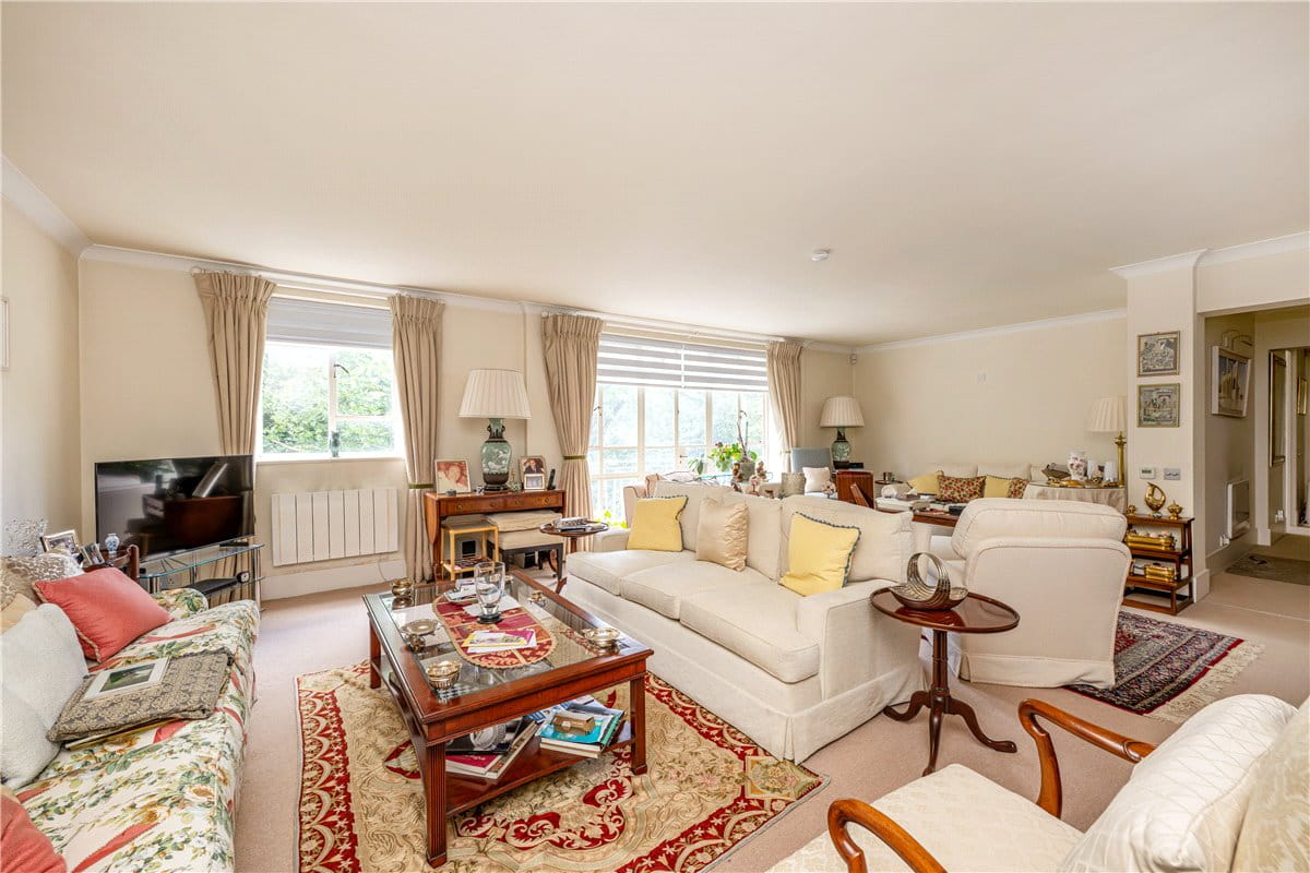 3 bedroom flat, Hans Place, Chelsea SW1X - Available