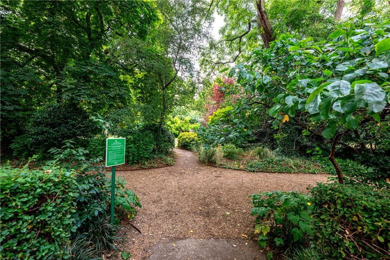 3 bedroom flat, Hans Place, Chelsea SW1X - Available