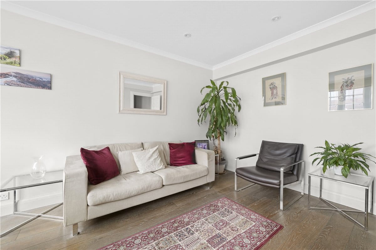1 bedroom flat, Kensington High Street, London W8 - Available