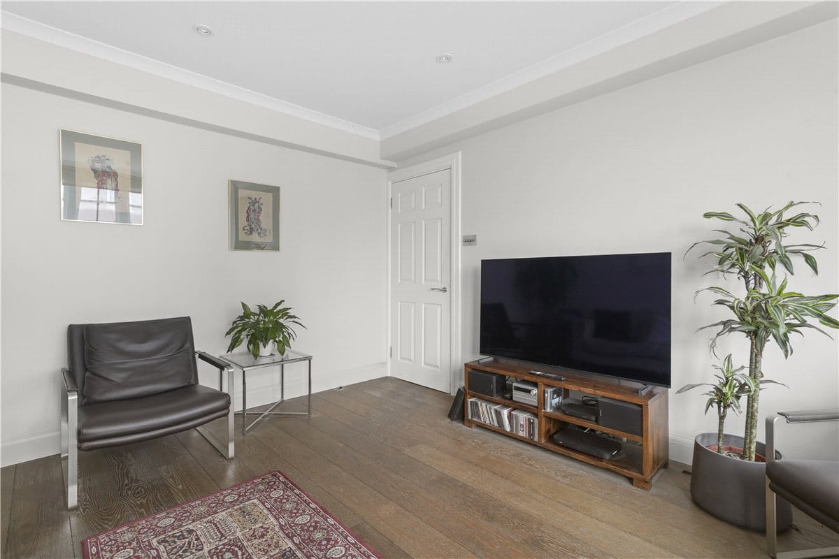 1 bedroom flat, Kensington High Street, London W8 - Available