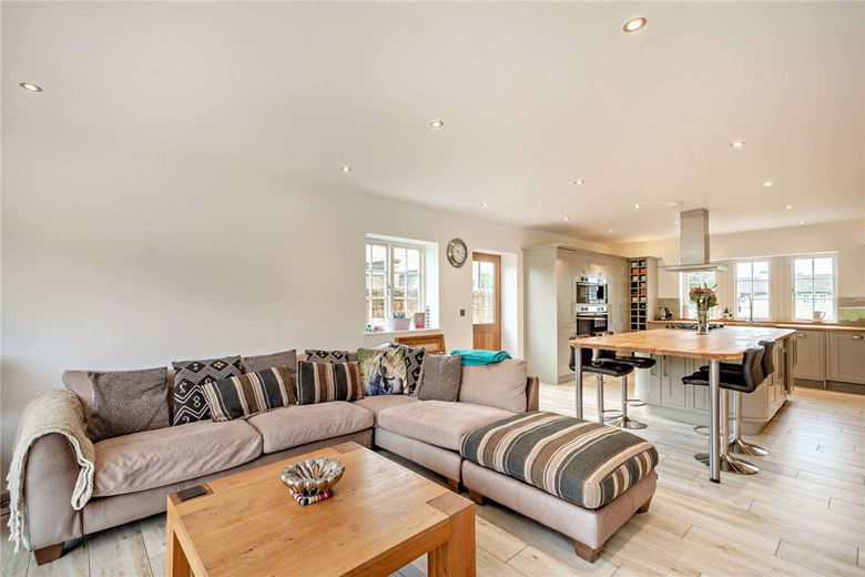 5 bedroom house, Main Street, Ledston WF10 - Available