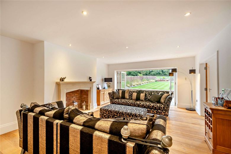 5 bedroom house, Main Street, Ledston WF10 - Available