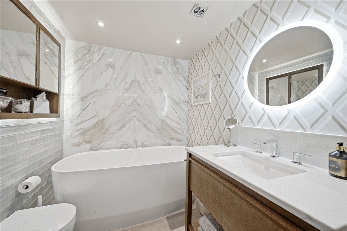 3 bedroom flat, Apartment 5, Esplanade Court, 2 St. Marys Walk HG2 - Available