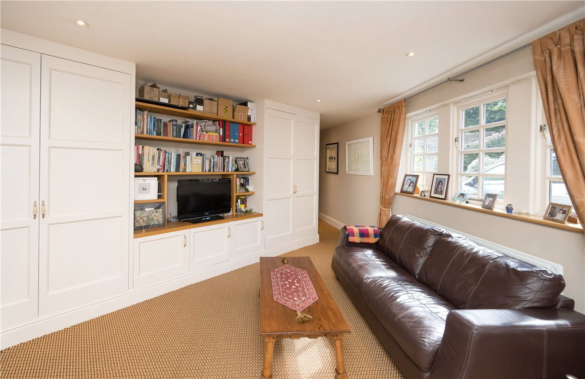 5 bedroom house, Briestfield Road, Briestfield WF12 - Available