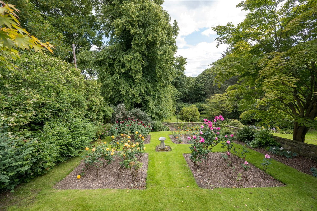 5 bedroom house, Briestfield Road, Briestfield WF12 - Available