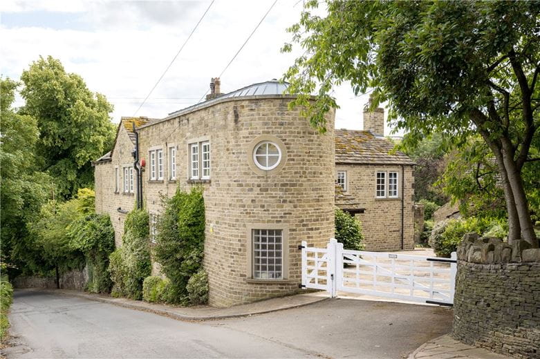 5 bedroom house, Briestfield Road, Briestfield WF12 - Available