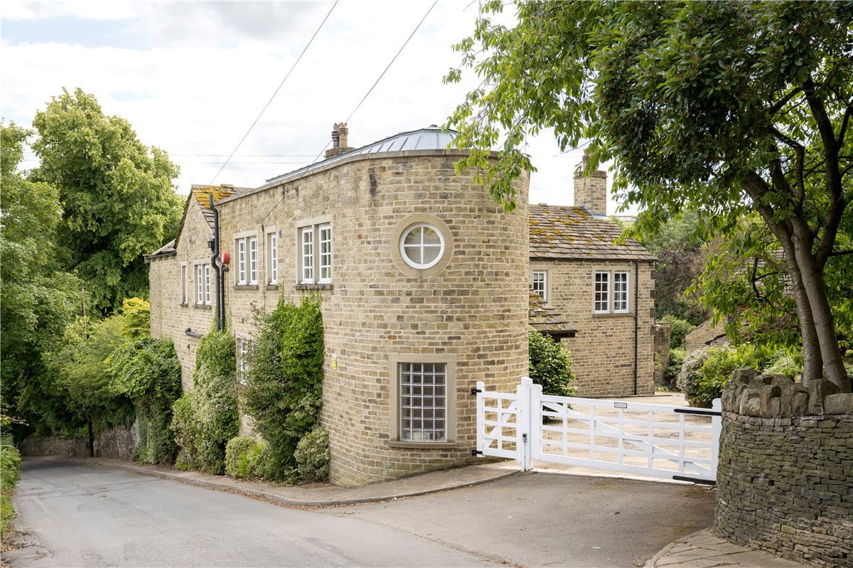 5 bedroom house, Briestfield Road, Briestfield WF12 - Available