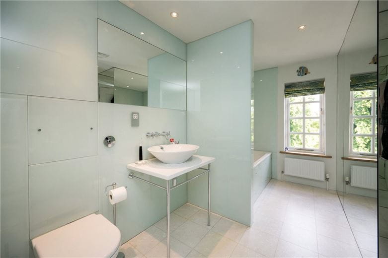 5 bedroom house, Briestfield Road, Briestfield WF12 - Available