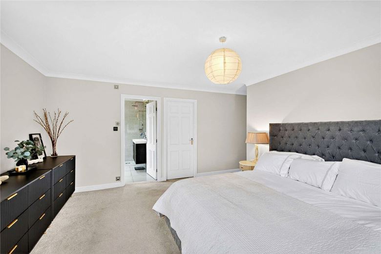 5 bedroom house, Maple Gardens, Bardsey LS17 - Available