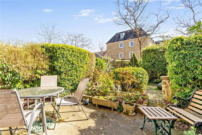 4 bedroom house, Queens Gate, Harrogate HG1 - Available