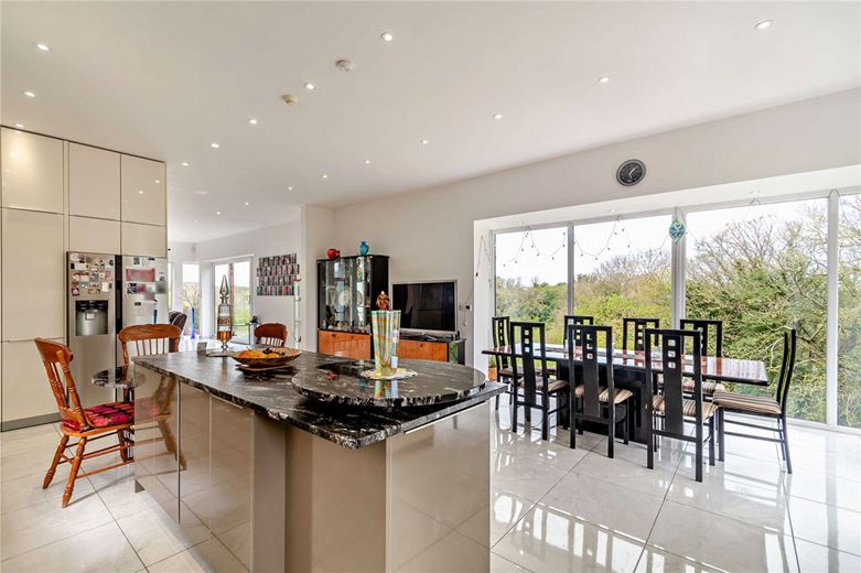 8 bedroom house, Cragtops, Pinfold Lane WF8 - Available