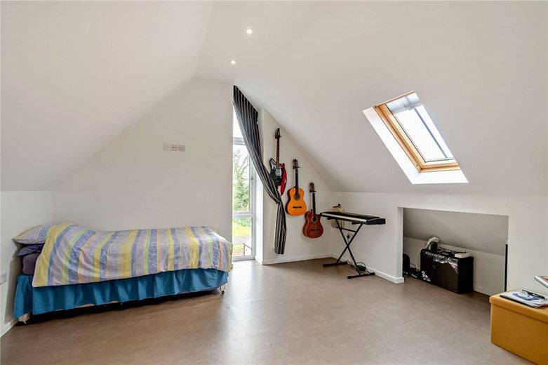 8 bedroom house, Cragtops, Pinfold Lane WF8 - Available