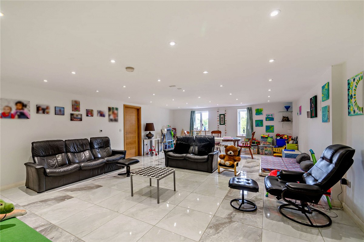 8 bedroom house, Cragtops, Pinfold Lane WF8 - Available