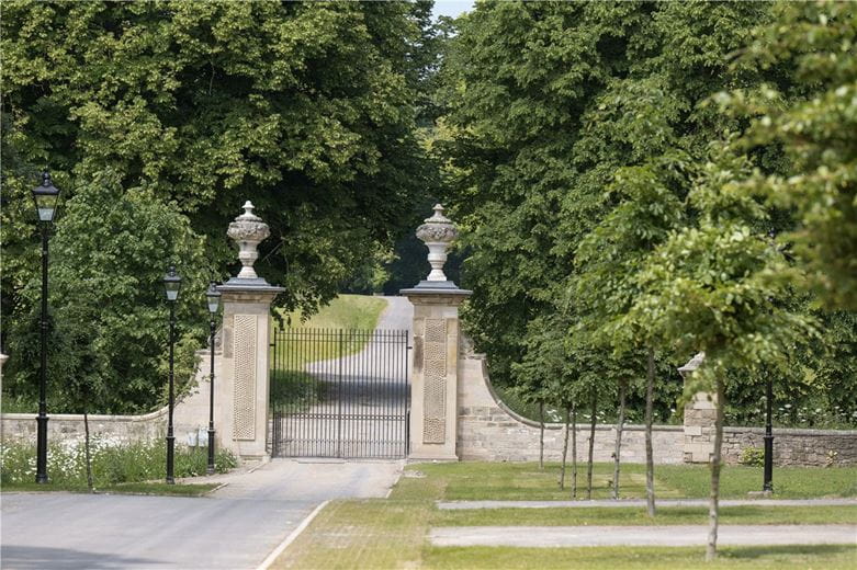 2 bedroom flat, Shrewsbury, Ledston Hall, Back Newton Lane WF10