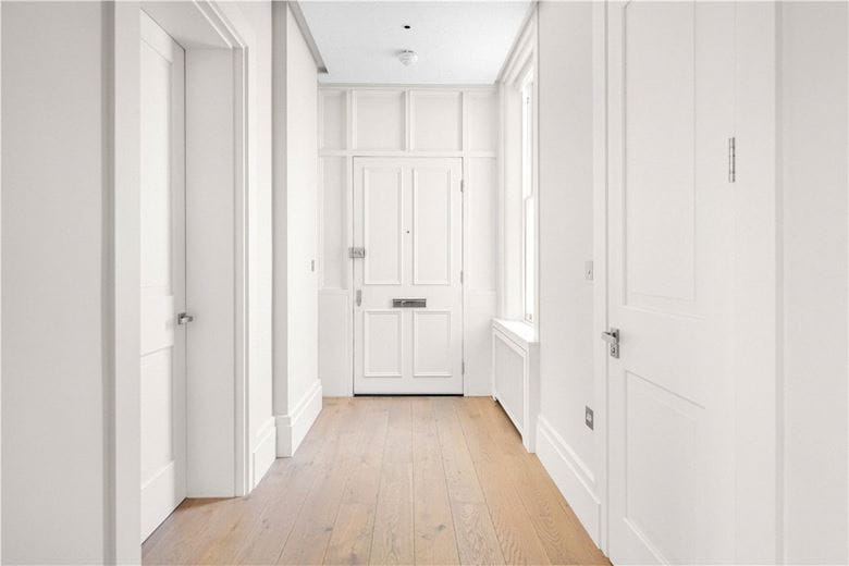 4 bedroom flat, Wynnstay Gardens, Kensington W8 - Available