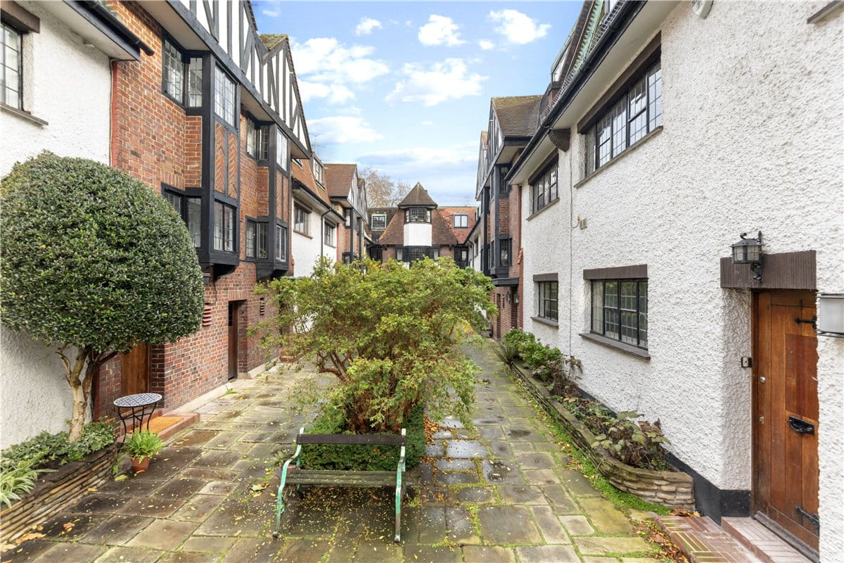 2 bedroom house, Thurloe Close, South Kensington SW7 - Available