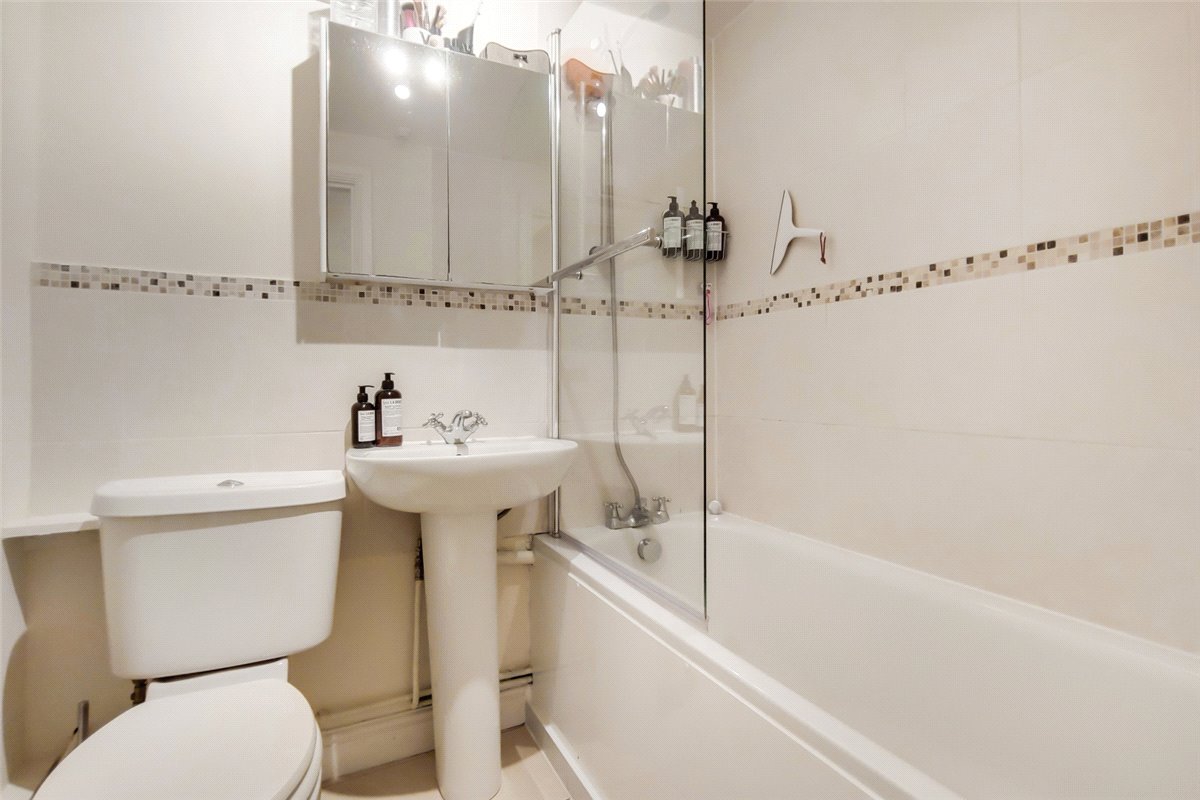 2 bedroom flat, Moorhouse Road, Notting Hill W2 - Available