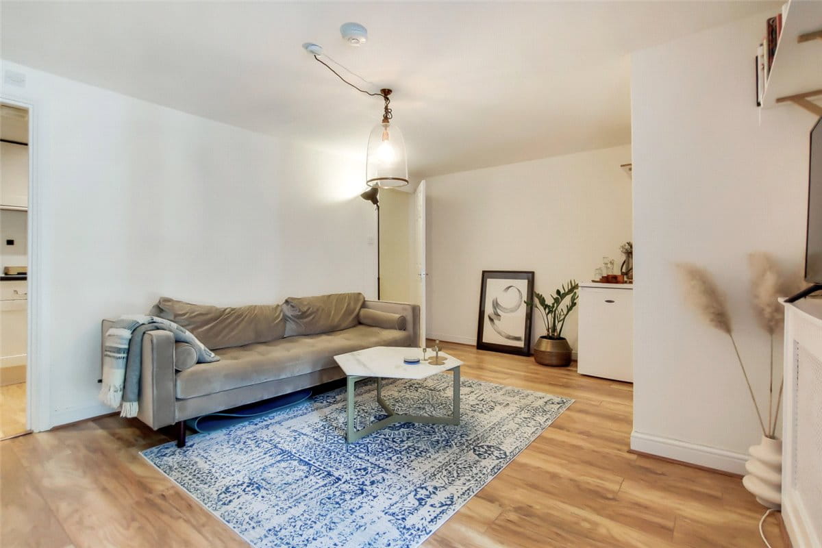 2 bedroom flat, Moorhouse Road, Notting Hill W2 - Available