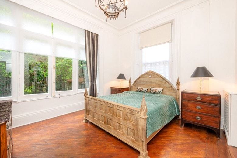 2 bedroom flat, Addison Road, Holland Park W14 - Available