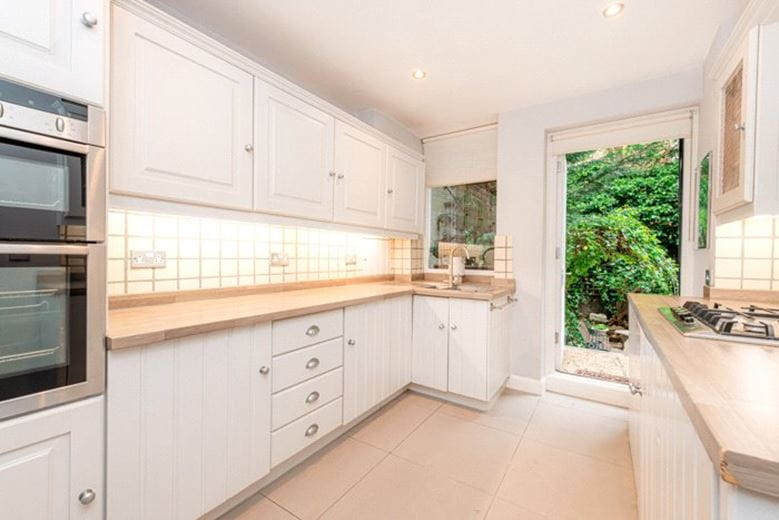 2 bedroom flat, Addison Road, Holland Park W14 - Available