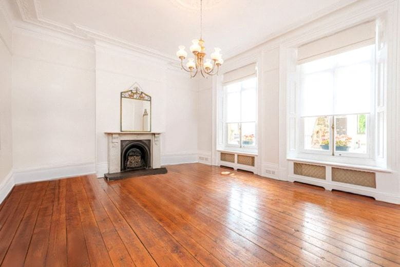 2 bedroom flat, Addison Road, Holland Park W14 - Available