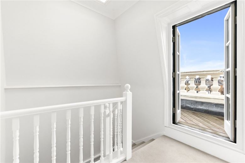 3 bedroom flat, Addison Road, Holland Park W14 - Available