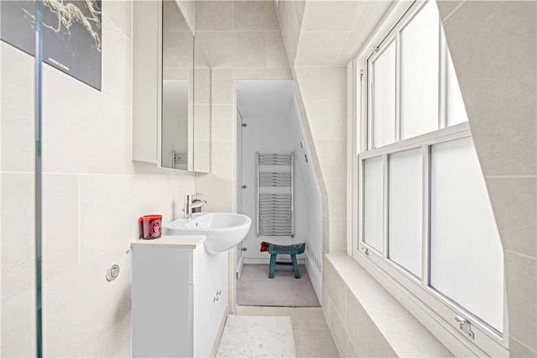 3 bedroom flat, Addison Road, Holland Park W14 - Available