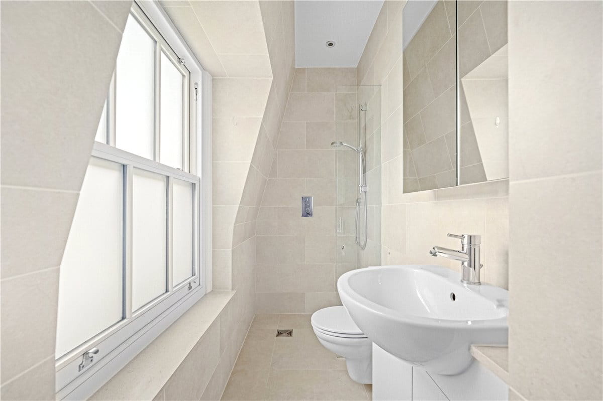 3 bedroom flat, Addison Road, Holland Park W14 - Available