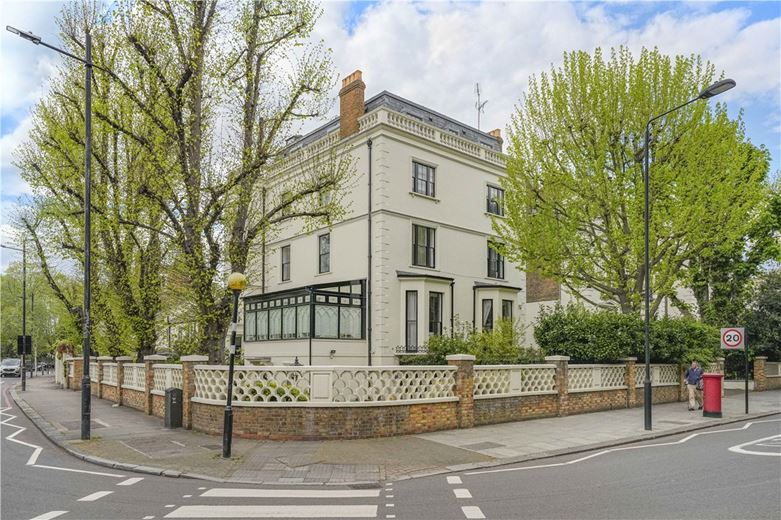 3 bedroom flat, Addison Road, Holland Park W14 - Available
