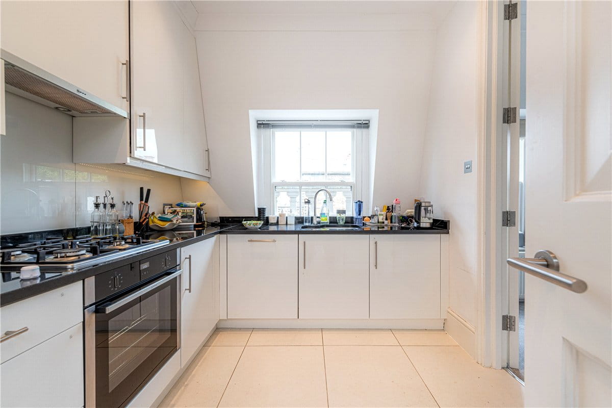 3 bedroom flat, Addison Road, Holland Park W14 - Available