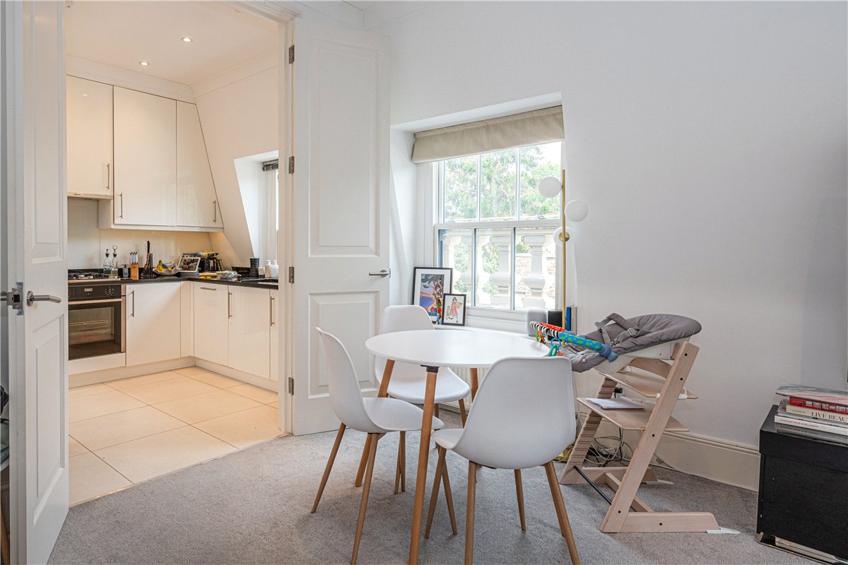 3 bedroom flat, Addison Road, Holland Park W14 - Available