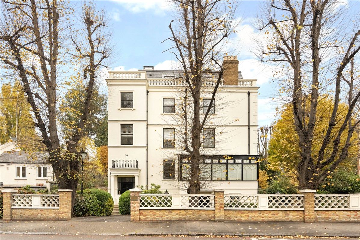 3 bedroom flat, Addison Road, Holland Park W14 - Available