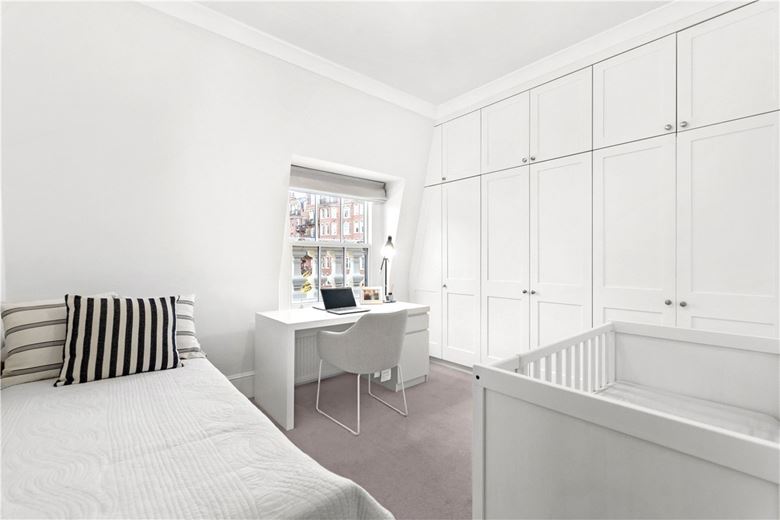 3 bedroom flat, Addison Road, Holland Park W14 - Available