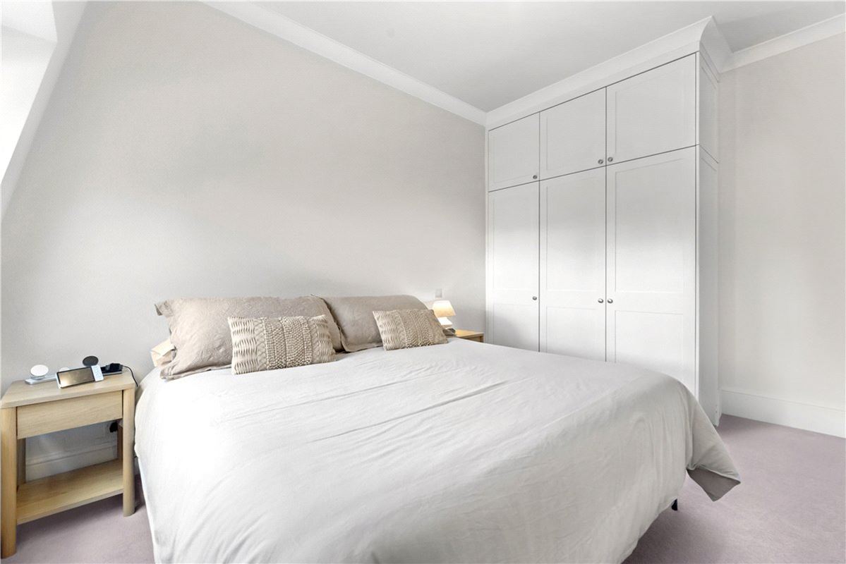 3 bedroom flat, Addison Road, Holland Park W14 - Available