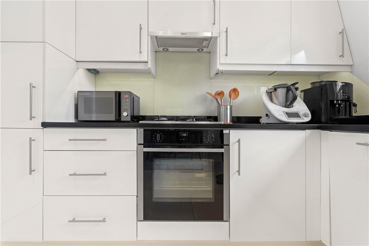 3 bedroom flat, Addison Road, Holland Park W14 - Available