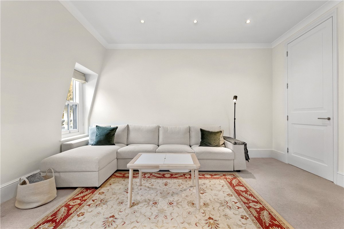 3 bedroom flat, Addison Road, Holland Park W14 - Available