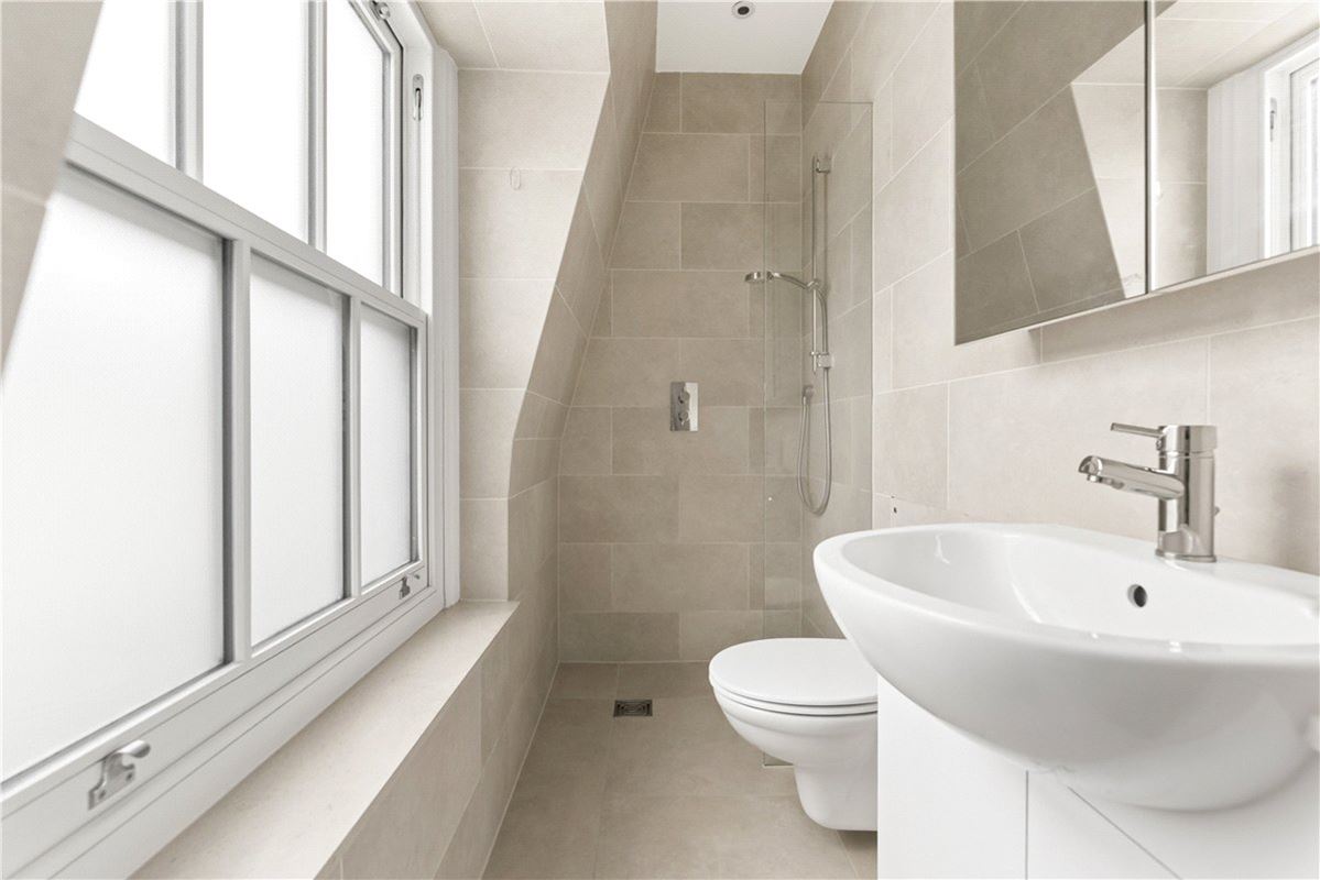 3 bedroom flat, Addison Road, Holland Park W14 - Available