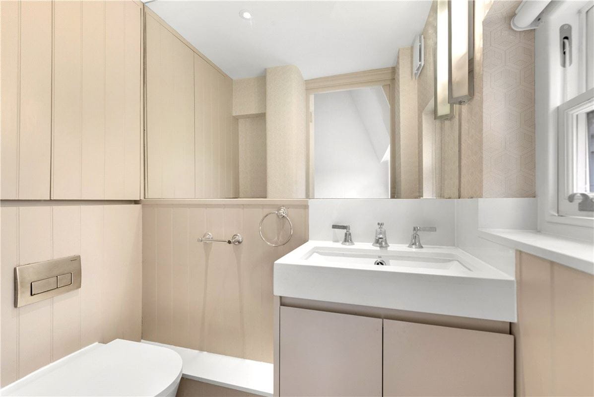 3 bedroom flat, Addison Road, London W14 - Available