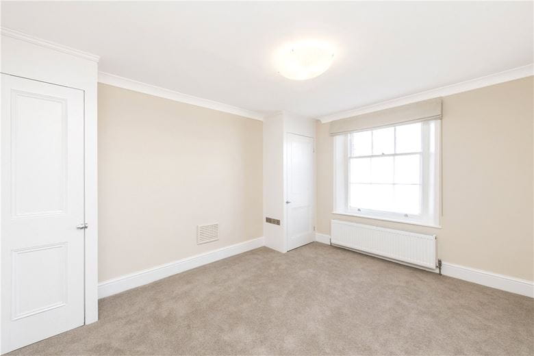 2 bedroom flat, Norland Square, London W11 - Available