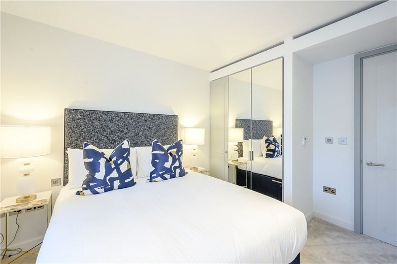 3 bedroom flat, Edgware Road, W2 - Available