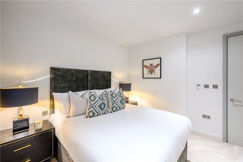 3 bedroom flat, Edgware Road, W2 - Available