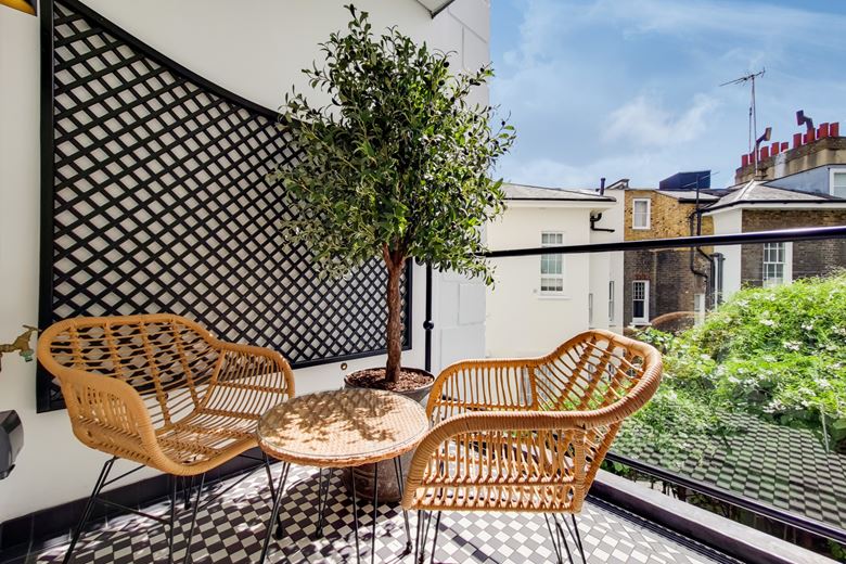 2 bedroom flat, Prince of Wales Terrace, London W8 - Available