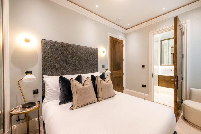 2 bedroom flat, Prince of Wales Terrace, London W8 - Available