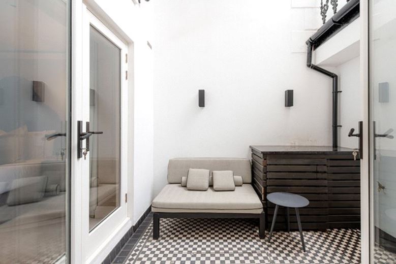 3 bedroom flat, Prince of Wales Terrace, London W8 - Available