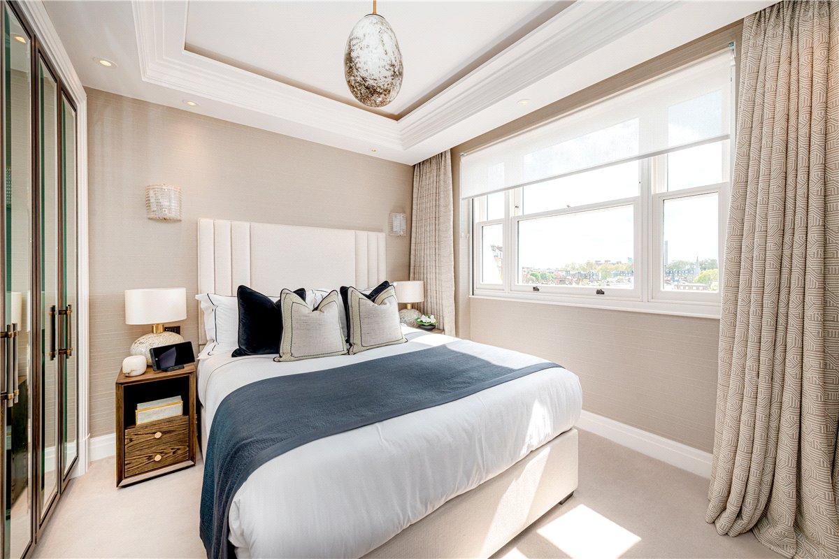 3 bedroom flat, Prince of Wales Terrace, London W8 - Available