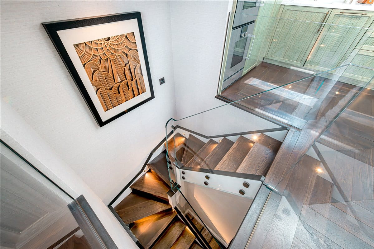 3 bedroom flat, Prince of Wales Terrace, London W8 - Available