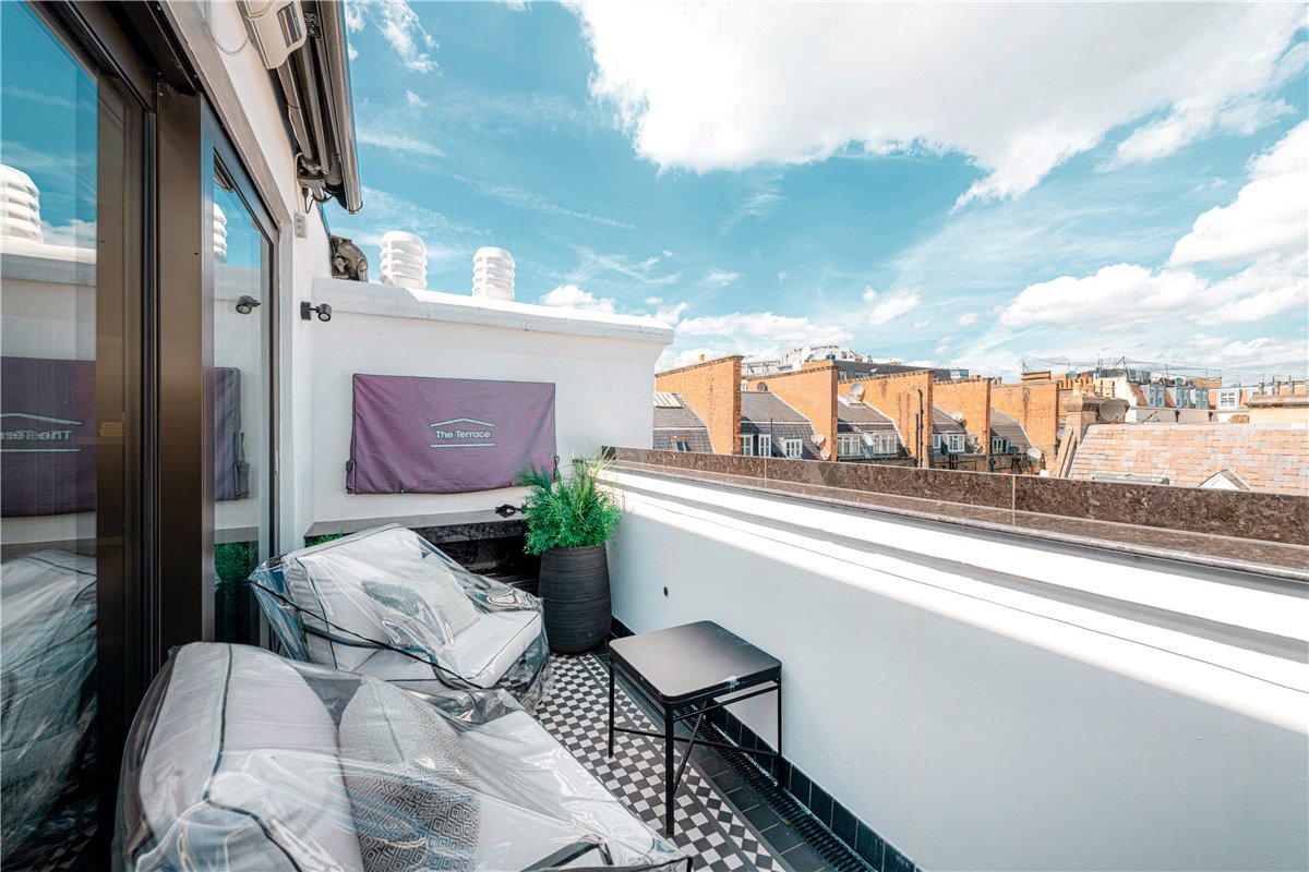 3 bedroom flat, Prince of Wales Terrace, London W8 - Available