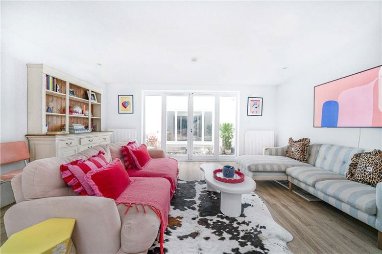 2 bedroom flat, Westbourne Grove, London W11 - Available